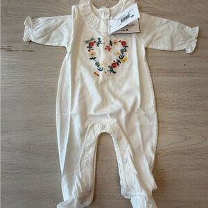Tartine et Chocolat TARTINE ET CHOCOLAT
Baby Girls Ivory Flower Babygrow.